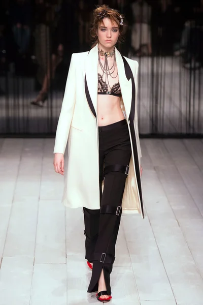 Look 16